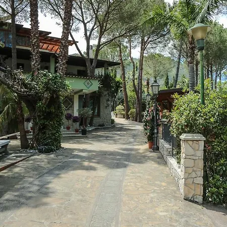 Laura - Antico Borgo Di Sicilia Milici