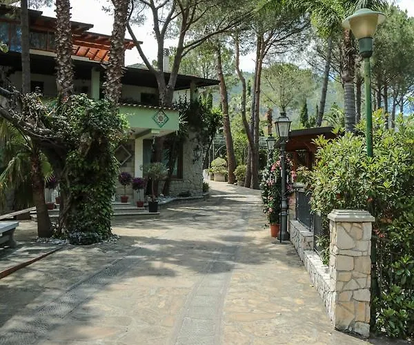 Laura - Antico Borgo Di Sicilia Milici