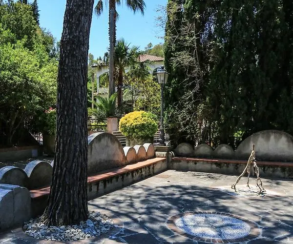 Laura - Antico Borgo Di Sicilia Hotel 4*